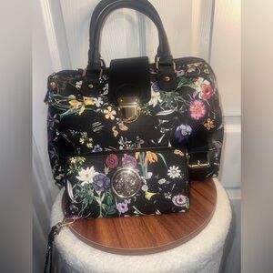 Sold❗️❗️❗️Floral Black Handbag and Wallet Set With Strap loop option!!!